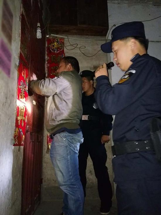 黑龙江粗心妈妈误将幼女锁家中 